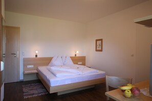 Room - Apartment 'Doppelzimmer' with Mountain View, Shared Pool and Wi-Fi (Algund)