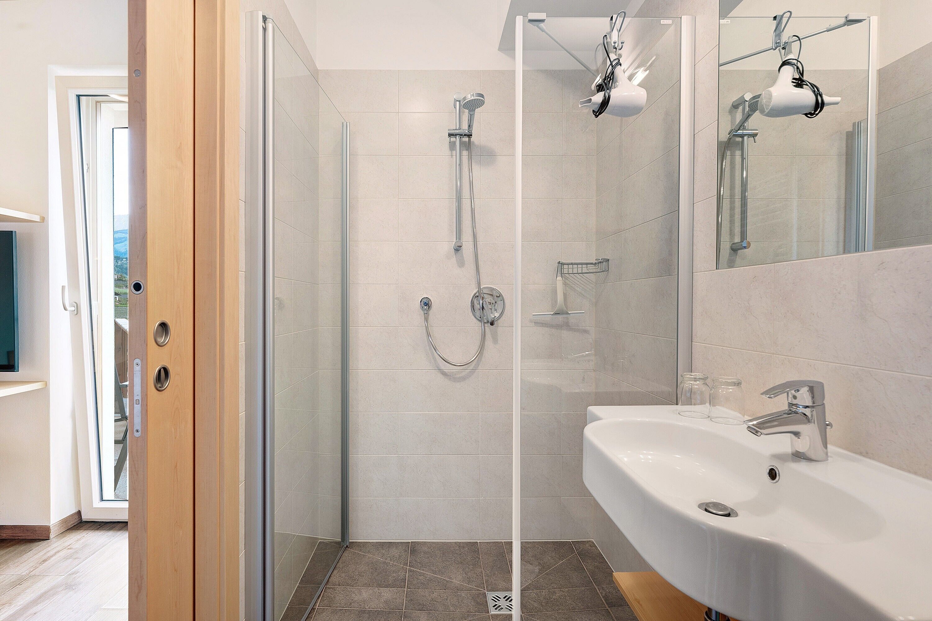 Shower, hair dryer, towels