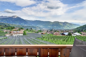 A terrace with a view of a town and mountains. - Residence Sonngart Apartment A1 with View of Merano, Shared Pool, Hot Tub & Wi-Fi (Algund)
