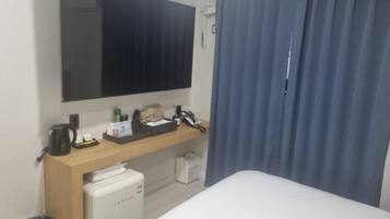 Doppia Standard, vista città | Una scrivania, postazione laptop, Wi-Fi gratuito