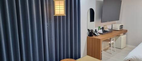 Habitación doble de lujo, vista a la ciudad | Escritorio, espacio para trabajar con laptop y cortinas blackout
