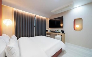 Deluxe Double Room, City View | Desk, laptop workspace, blackout curtains, soundproofing