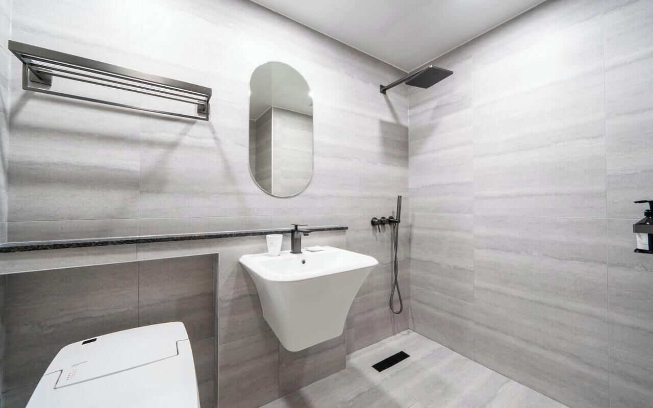 Deluxe Twin Room, City View | Bathroom | Shower, hair dryer, towels