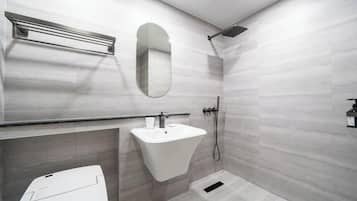 Deluxe Twin Room, City View | Bathroom | Shower, hair dryer, towels