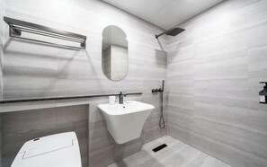 Deluxe Twin Room, City View | Bathroom