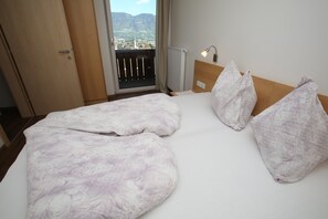Room - Apartment 'A3' with Mountain View, Shared Pool and Wi-Fi (Algund)