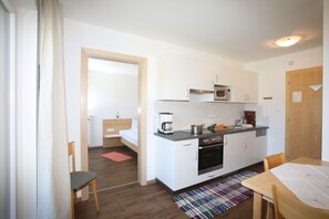 Private kitchen - Apartment 'A3' with Mountain View, Shared Pool and Wi-Fi (Algund)