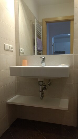 Bathroom - Apartment 'A4' with Mountain View, Shared Pool and Wi-Fi (Algund)