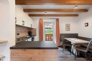 Dining - Apartment “A2” with Mountain View, Shared Pool and Wi-Fi (Algund)