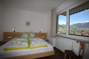 Room - Apartment 'A8' with Mountain View, Shared Pool and Wi-Fi (Algund)