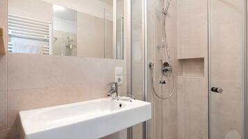 Dusche, Haartrockner, Handtücher