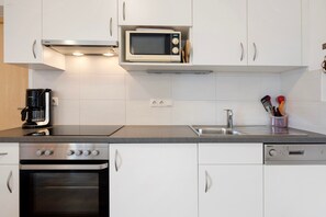 Kühlschrank, Mikrowelle, Ofen, Herdplatte