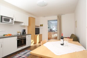 Private kitchen - Apartment 'A5' with Mountain View, Shared Pool and Wi-Fi (Algund)