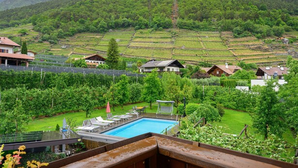 A residential area with a swimming pool, houses, and terraced fields. - Residence Sonngart Apartment A5 with View of Etschtal, Shared Pool, Hot Tub & Wi-Fi (Algund)