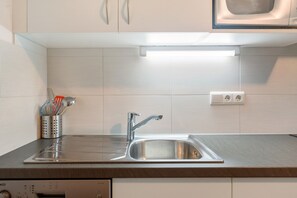 Fridge, microwave, oven, stovetop - Residence Sonngart Apartment A5 with View of Etschtal, Shared Pool, Hot Tub & Wi-Fi (Algund)
