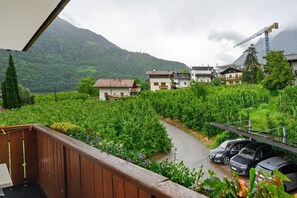 Property grounds - Residence Sonngart Apartment A5 with View of Etschtal, Shared Pool, Hot Tub & Wi-Fi (Algund)