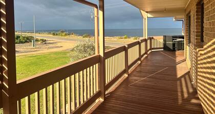 B & B on Yorkes- 2 storey holiday home. Free Wifi, off peak special available