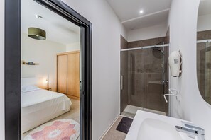Shower, hair dryer, bidet, towels - High-end group pool villa – between ocean and vineyards (Gaillan-en-Médoc)