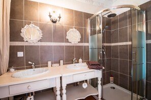 Shower, hair dryer, towels