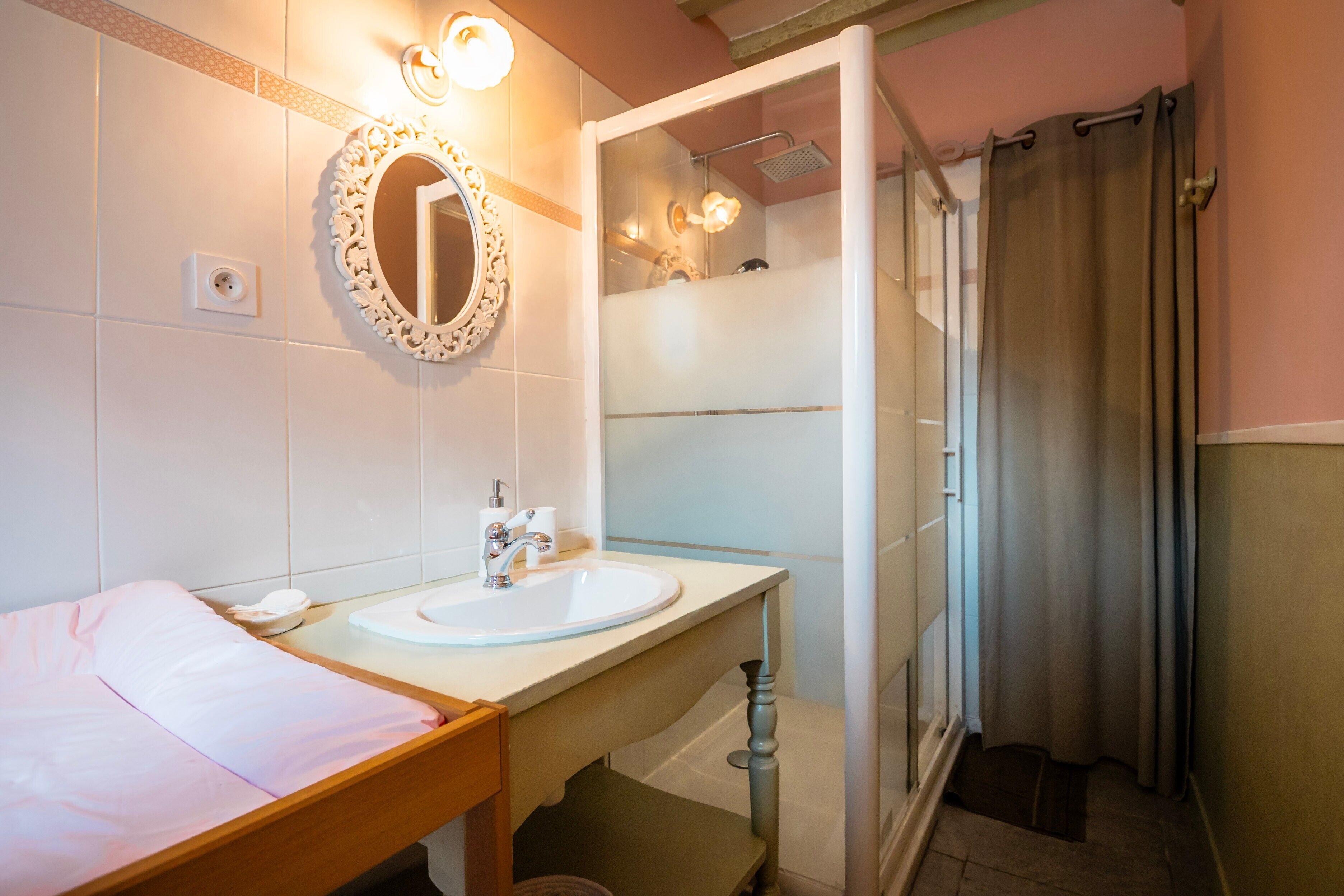 Een douche, een haardroger, handdoeken