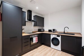 Fridge, microwave, stovetop, electric kettle - City Point Aberdeen by Guestz (Aberdeen)