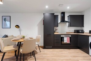 Fridge, microwave, stovetop, electric kettle - City Point Aberdeen by Guestz (Aberdeen)