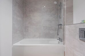 Towels, soap, shampoo, toilet paper - City Point Aberdeen by Guestz (Aberdeen)