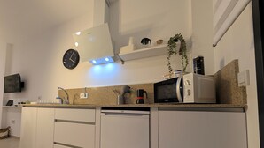 Cafetera/tetera, refrigerador, microondas, tetera/pava eléctrica