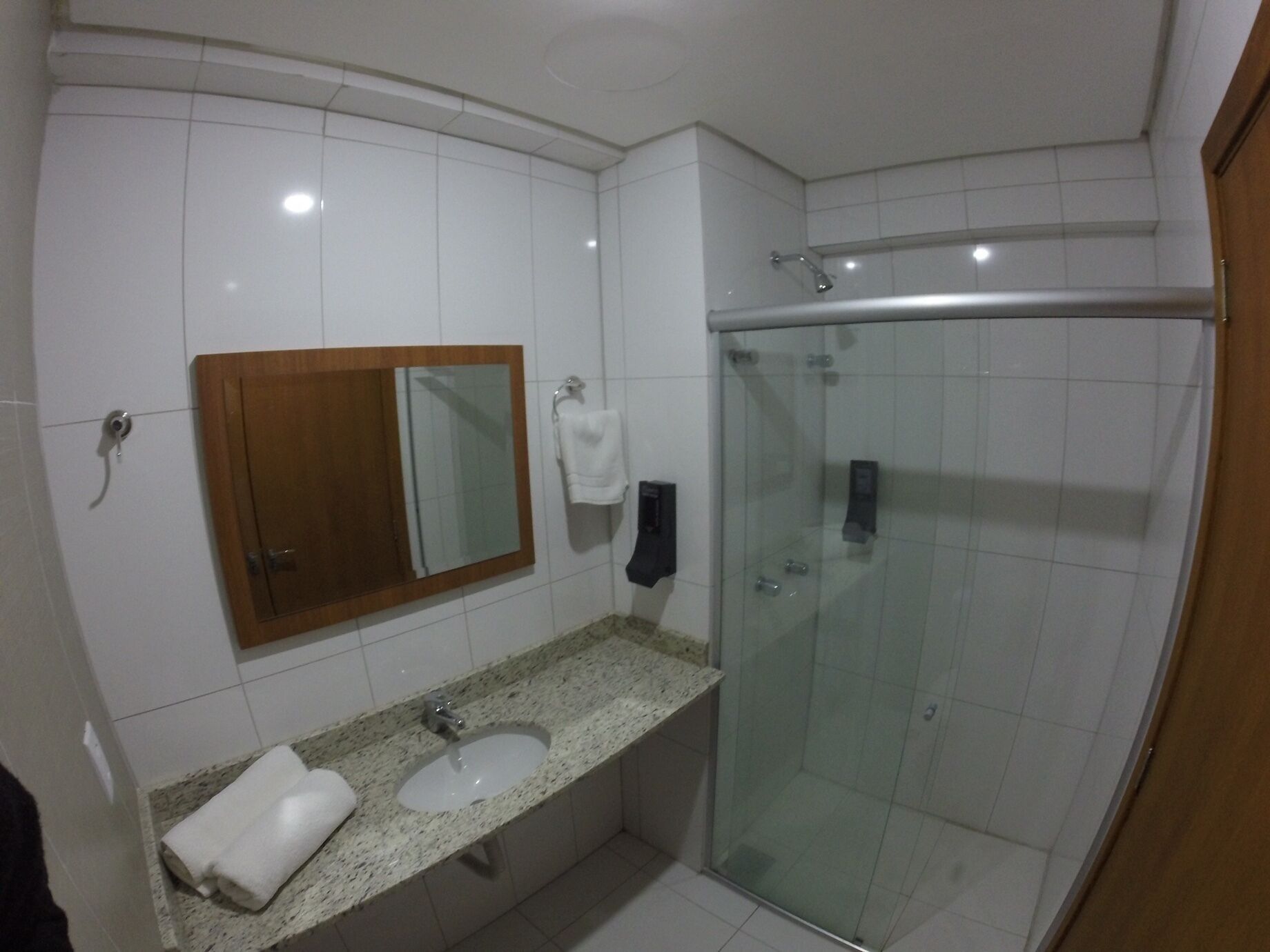 Dusche, Seife, Shampoo, Toilettenpapier