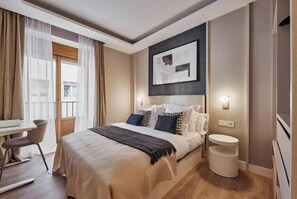 6 bedrooms, in-room safe, desk, iron/ironing board - Spacious Group Apartment in the Heart of Madrid Near Plaza Mayor (Madrid)