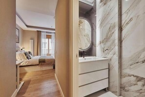 6 bedrooms, in-room safe, desk, iron/ironing board - Spacious Group Apartment in the Heart of Madrid Near Plaza Mayor (Madrid)