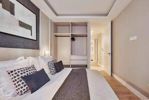 6 bedrooms, in-room safe, desk, iron/ironing board - Spacious Group Apartment in the Heart of Madrid Near Plaza Mayor (Madrid)