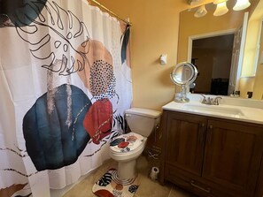 Sèche-cheveux, serviettes fournies, savon, shampoing