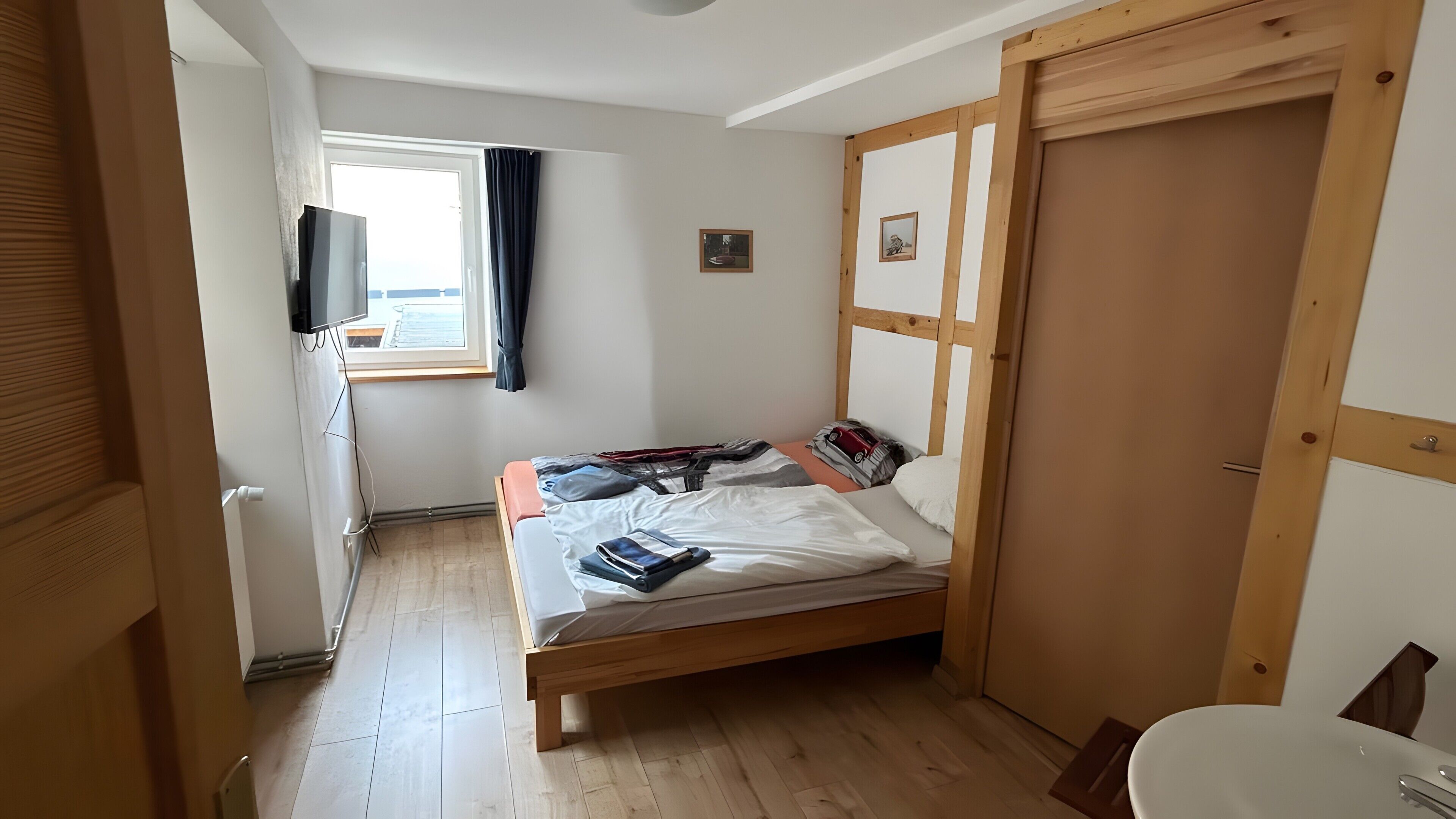 4 bedrooms, WiFi, bed sheets