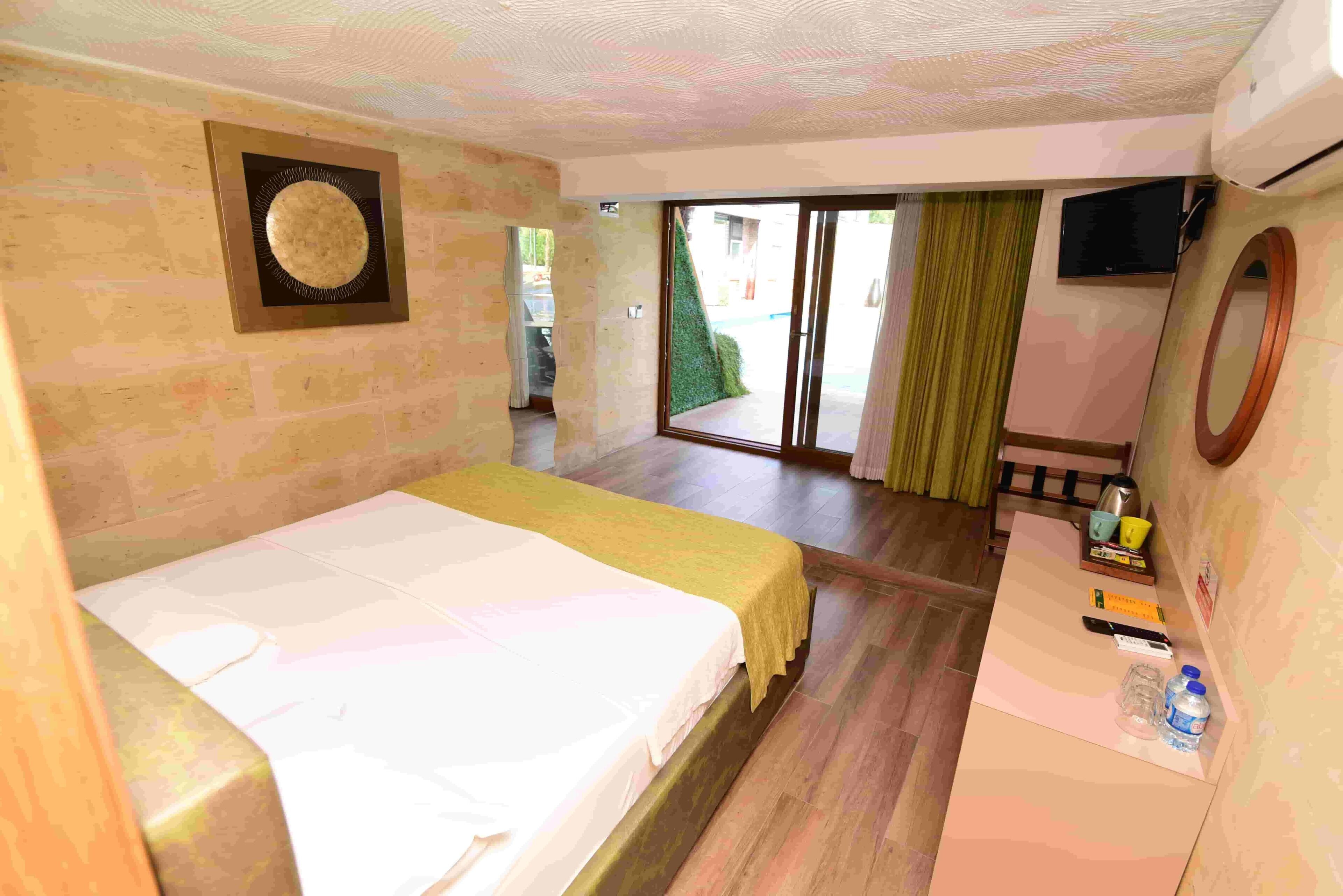 Deluxe Room, Poolside