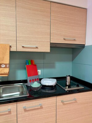 Frigorífico, microondas, placa de cocina y cafetera o tetera