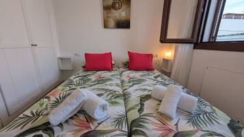 3 slaapkamers, een strijkplank/strijkijzer, gratis wifi, beddengoed