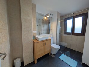 Suihku, hiustenkuivaaja, pyyhkeet
