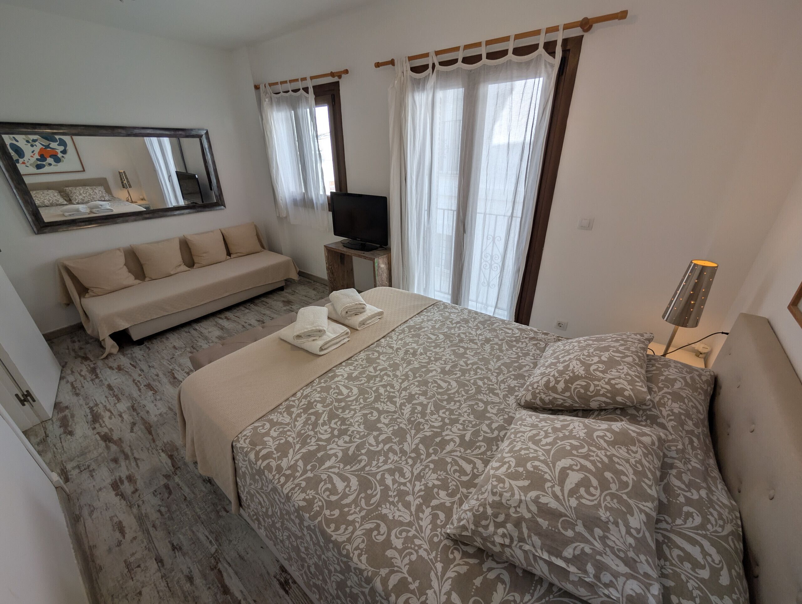 3 dormitorios, tabla de planchar con plancha, wifi gratis y ropa de cama