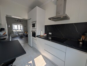 Wasserkocher mit Kaffee-/Teezubehör, Kühlschrank, Mikrowelle, Ofen