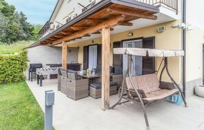 An outdoor patio with a swing chair, wicker furniture, and a barbecue grill. - Lara Residence - Agropoli (Agropoli)