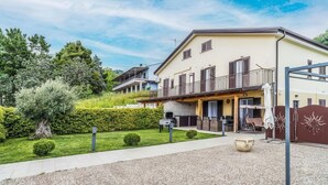 A two-story house with a balcony, a patio with outdoor seating, and a well-maintained garden. - Lara Residence - Agropoli (Agropoli)