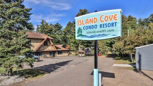 A sign for Island Cove Condo Resort with a website address.
