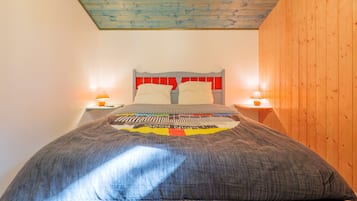 2 bedrooms, iron/ironing board, WiFi