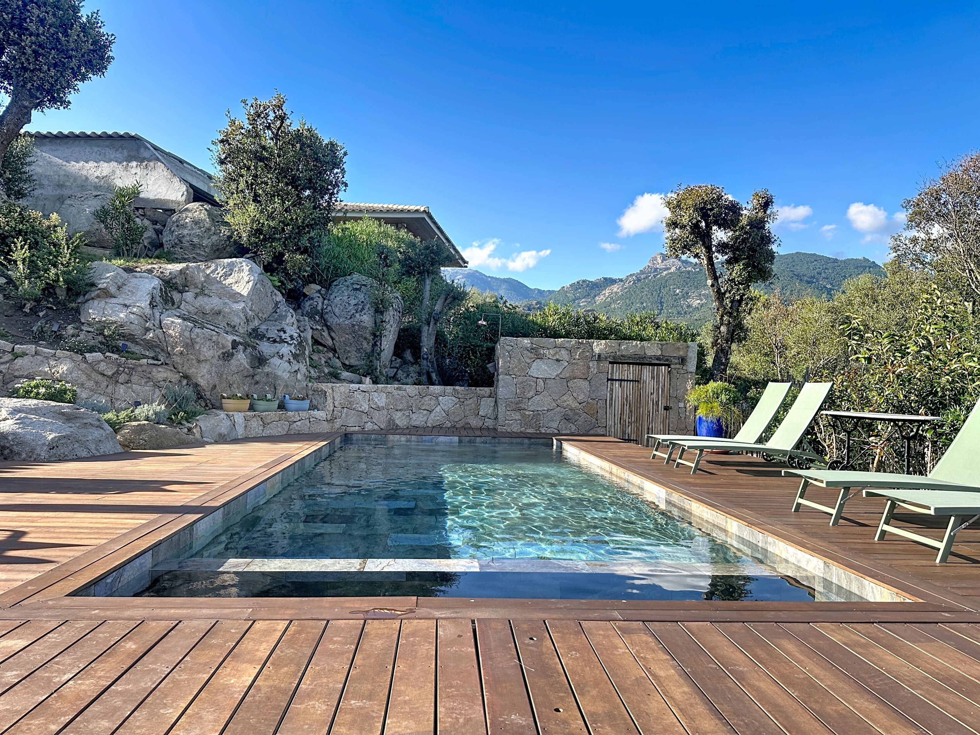 Piscina a l'aire lliure i piscina climatitzada 