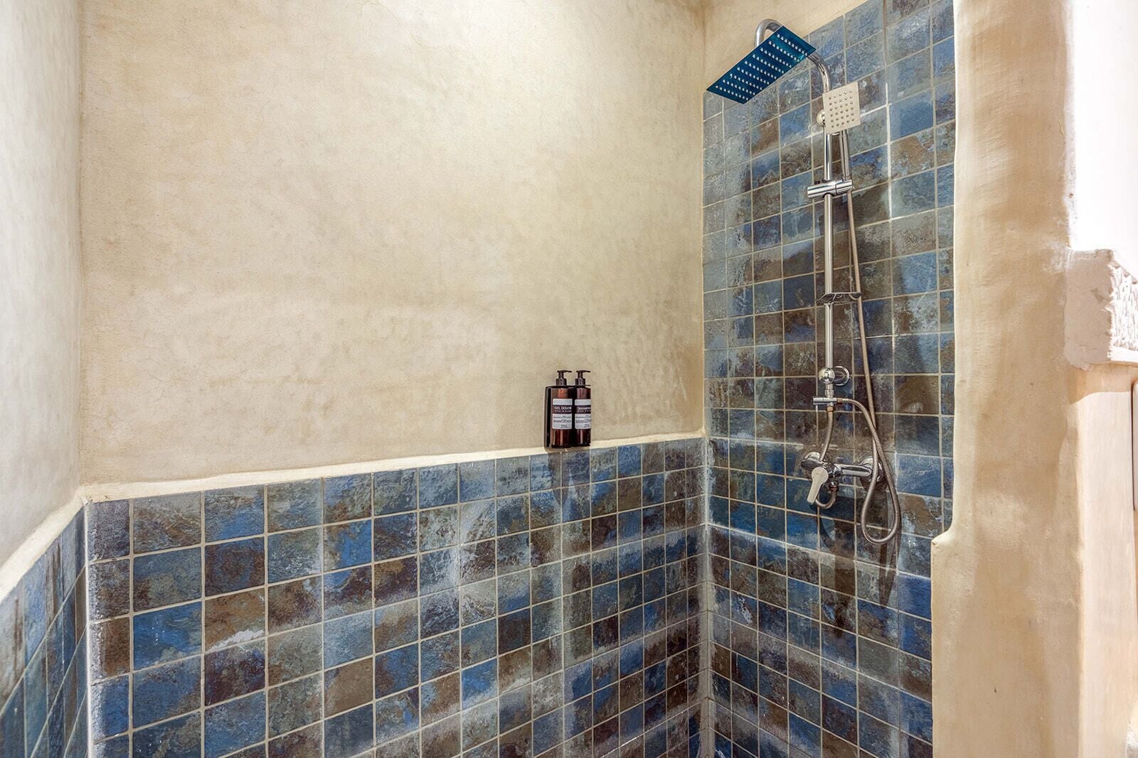 Douche, sèche-cheveux, serviettes fournies, savon