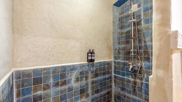 Douche, sèche-cheveux, serviettes fournies, savon