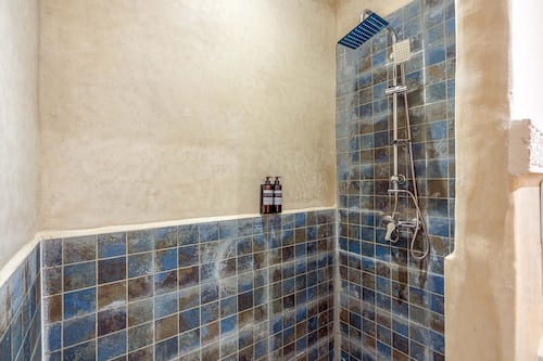 Douche, sĂšche-cheveux, serviettes fournies, savon
