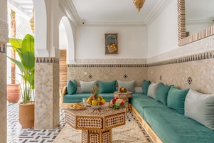 Una sala de estar acogedora con un sofá, una mesa de centro y una planta en maceta.