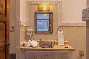 Shower, hair dryer, towels, soap - Riad Rêve Et Fantaisie Marrakech (Marrakech)